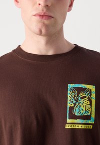 Scotch & Soda RELAXED brązowy