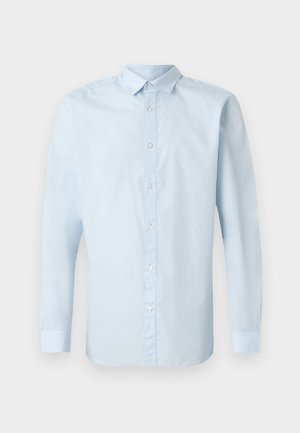 Chemise à manches longues bleu clair en tissu lisse, avec un devant à boutons, un col standard et des poignets à boutons.