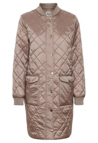 Přikrývkový, dlouhý svrchní oděv v měkké béžové barvě s žebrovaným límcem, patentkami a dvěma předními kapsami. Hladká, lesklá tkanina s diamantovým vzorem.