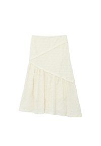 Falda blanca de capas con tejido texturizado, que presenta un diseño envolvente y un dobladillo asimétrico. Material suave y tejido con una dimensión sutil.
