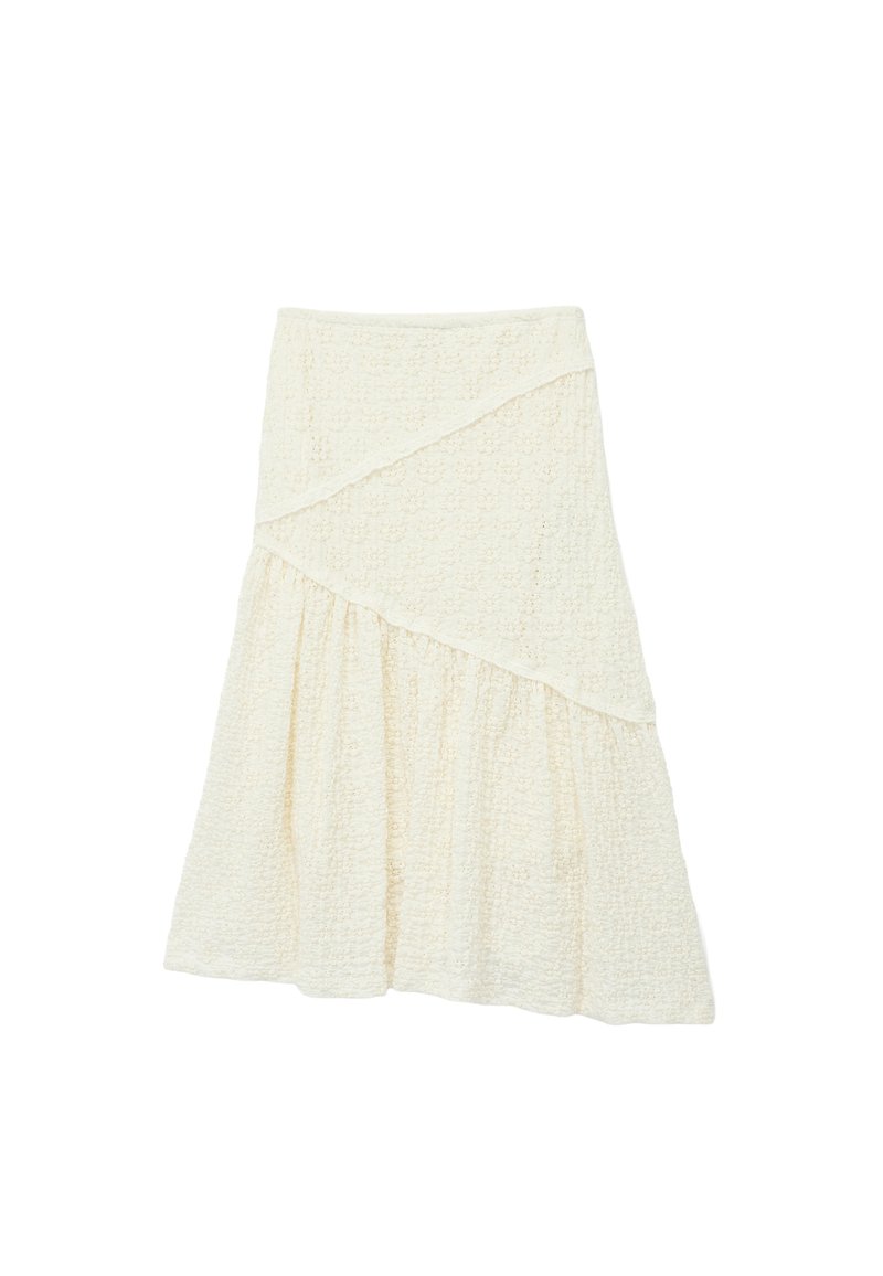 Falda blanca de capas con tejido texturizado, que presenta un diseño envolvente y un dobladillo asimétrico. Material suave y tejido con una dimensión sutil.