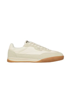 Beige lage sneaker met witte veters, lichtbruine rubberen zool en "S. Oliver" branding aan de zijkant en op de tong.