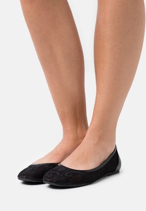 Černé ploché boty s svrchním materiálem z krajky, kulatou špičkou a lesklým černým lemováním na okraji. Hladký povrch s flexibilní podrážkou.