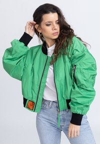 Unselected, green