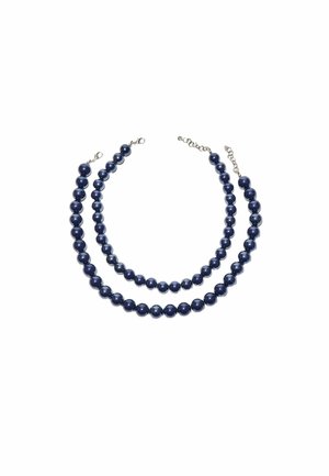 To mørkeblå perlehalskæder med låse af sølvkæder, arrangeret side om side på en hvid baggrund.