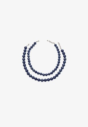 Due collane di perline blu navy con chiusure a catena argentate, disposte affiancate su uno sfondo bianco.