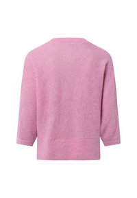 Rosa gestrickter Pullover mit geripptem Saum und Dreiviertelärmeln. Weiche Textur, lockere Passform und ein dezentes Muster im gesamten Design.