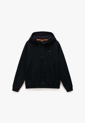 Sudadera negra de manga larga con capucha y cordones, pequeño logotipo en el pecho, puños y bajo acanalados, y detalle interior en el cuello de color naranja.