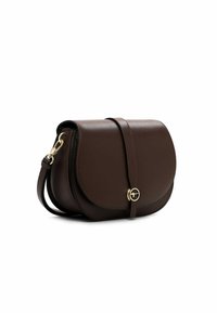 Borsa a tracolla in pelle marrone con patta curva, dettagli in metallo dorato e tracolla regolabile. Texture liscia, presenta un design minimalista.
