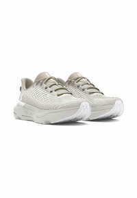 Baskets de sport gris clair avec un dessus en maille texturée, un design respirant et une semelle en caoutchouc blanche avec des motifs de bande de roulement distincts.
