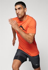 Nike Performance M NK DF TEE TRAIL LOGO - Športne majice - vintage coral/black