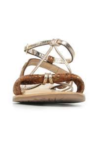 Bruine leren sandalen met metallic gouden bandjes, een open teen ontwerp en geperforeerde details op de bovenkant voor extra textuur.