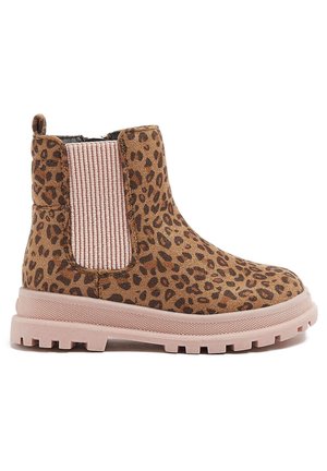 Ankelstøvle med leopardprint, øverste del i tanfarvet stof, lyserød ribbet detalje og en kraftig gummisål med tekstureret greb.