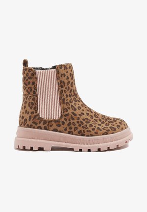 Ankelstøvle med leopardprint, øverste del i tanfarvet stof, lyserød ribbet detalje og en kraftig gummisål med tekstureret greb.
