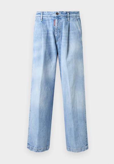 Ανοιχτό μπλε τζιν με ψηλή μέση και ίσια μπατζάκια, με πτυχώσεις, πλαϊνές τσέπες και κλείσιμο με κουμπί σε απλό φωτεινό φόντο.