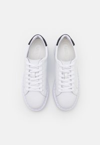 Sneaker bianchi in pelle con punta rotonda, chiusura con lacci, accento sul tallone nero e suola testurizzata. Design minimalista con linee pulite.