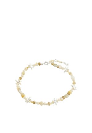 Náhrdelník s malými béžovými korálkami, ktoré sa striedajú so striebornými príveskami v tvare morskej hviezdice a so strieborným zapínaním na bielom pozadí.