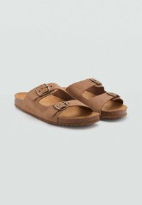 Bruna mocka slipparsandaler med två justerbara spännen, öppen tå-design och strukturerad korksula för grepp och komfort.