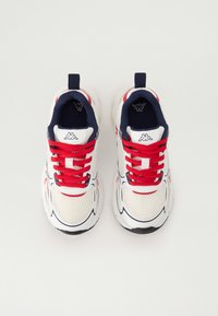 Hvite treningssneakers med røde lisser og marineblå detaljer, med mesh-overdel, polstret såle, og logo på tungen.