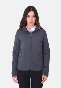 Giacca imbottita grigia con zip frontale, cappuccio e due tasche laterali. Caratterizzata da una texture liscia e stringhe regolabili.