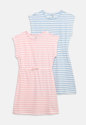 Két ujjatlan, térdig érő ruha vízszintes fehér csíkokkal, az egyik pasztell rózsaszín, a másik pasztell kék, mindkettő derékpánttal ellátva.