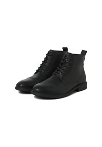 Botas de tobillo de cuero negro con punta redonda, cierre de cordones en la parte delantera y un collar acolchado, que cuentan con una superficie texturizada y un tacón bajo en bloque.