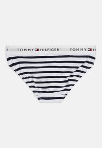 Caleçons pour hommes rayés avec un design bleu marine et blanc, taille élastique avec le logo "TOMMY HILFIGER" et un tissu en coton doux et extensible.