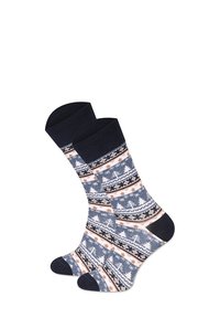 Granatowe skarpetki z zimowym wzorem przedstawiającym drzewa i płatki śniegu, ozdobione pomarańczowymi i białymi paskami. Gładka tekstura dzianiny.