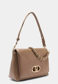 Borsa a tracolla in pelle beige con una forma strutturata. Presenta un accento in catena dorata e dettagli in metallo, oltre a una tracolla regolabile per un uso versatile.