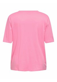 Camiseta de manga corta rosa hecha de algodón, con cuello redondo y ajuste relajado. Textura suave sin patrones ni adornos adicionales.