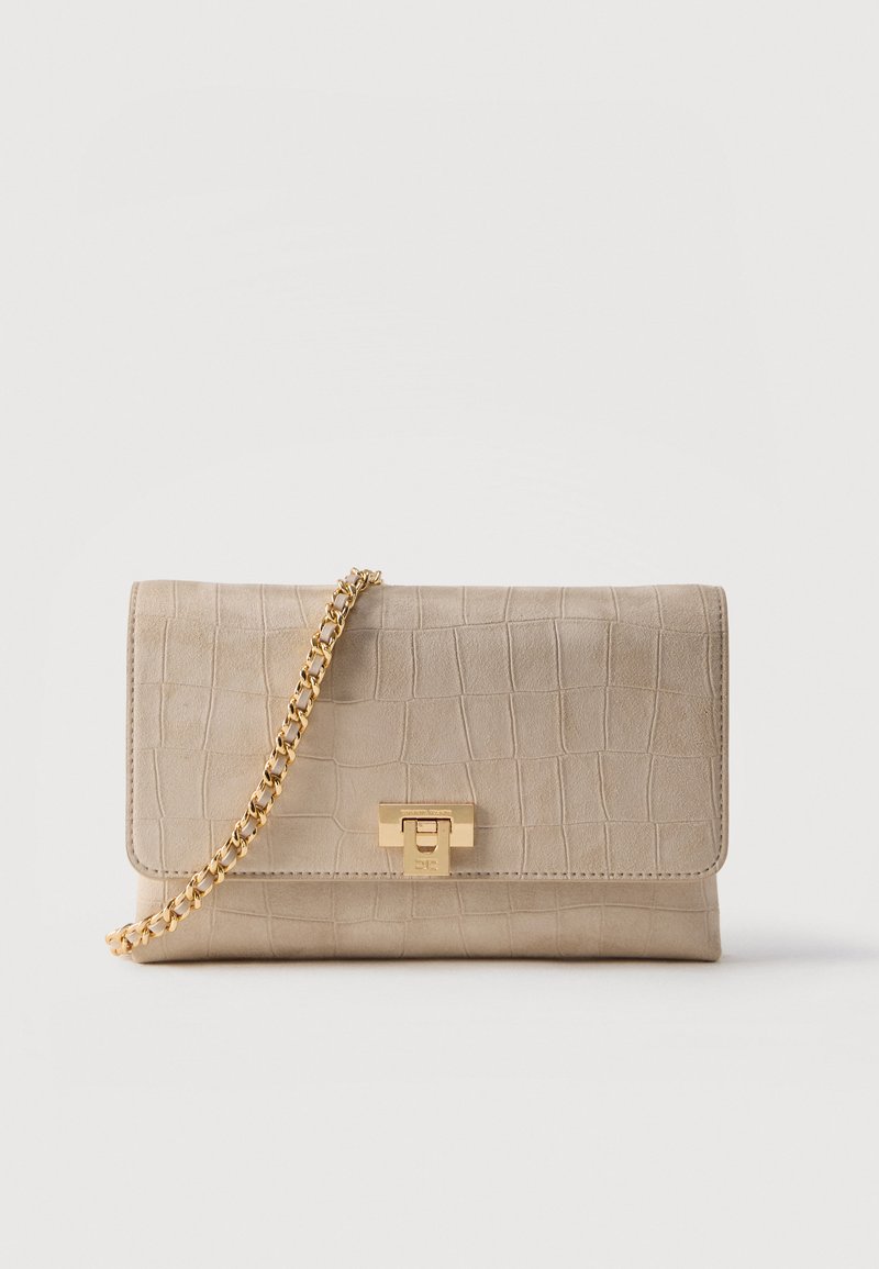 Μπεζ φάκελος από δέρμα με ανάγλυφο μοτίβο κροκό, με χρυσή αλυσίδα και ορθογώνιο κούμπωμα σε χρυσό τόνο, σε απλό λευκό φόντο.