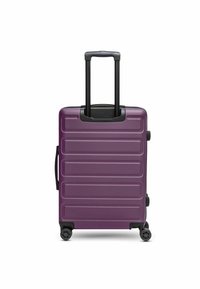 Valigia rigida di colore viola scuro con scanalature verticali, una maniglia nera estraibile e quattro ruote nere per una facile mobilità.
