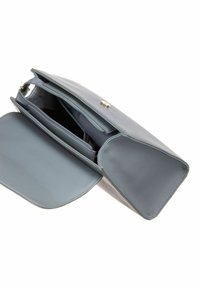 Sac à main en cuir gris clair avec deux compartiments, fermeture à glissière et texture lisse. Dispose d'un fermoir métallique sur le devant.