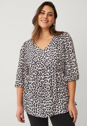 Luipaardprint blouse van lichtgewicht stof, met een V-hals, 3/4 mouwen en een geplooide taille, in tinten beige en zwart.
