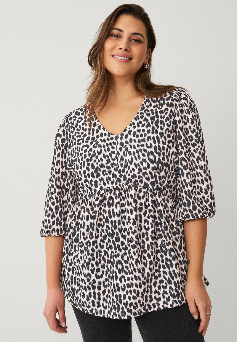 Luipaardprint blouse van lichtgewicht stof, met een V-hals, 3/4 mouwen en een geplooide taille, in tinten beige en zwart.