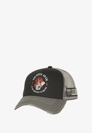 Casquette noire et grise avec un dos en mesh, dotée d'une visière arrondie et d'un logo brodé avec des flammes et du texte à l'avant. Détails usés visibles.