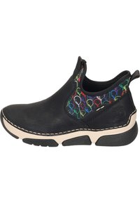 Scarpa slip-on nera con tomaia in pelle strutturata, motivo astratto multicolore sui lati elastici, suola di contrasto color crema e suola esterna in gomma nera.
