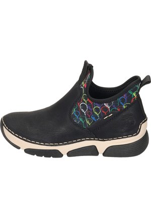 Chaussure noire à enfiler avec tige en cuir texturé, motif abstrait multicolore sur le côté élastique, semelle crème contrastante et semelle extérieure en caoutchouc noir.