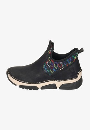 Chaussure noire à enfiler avec tige en cuir texturé, motif abstrait multicolore sur le côté élastique, semelle crème contrastante et semelle extérieure en caoutchouc noir.
