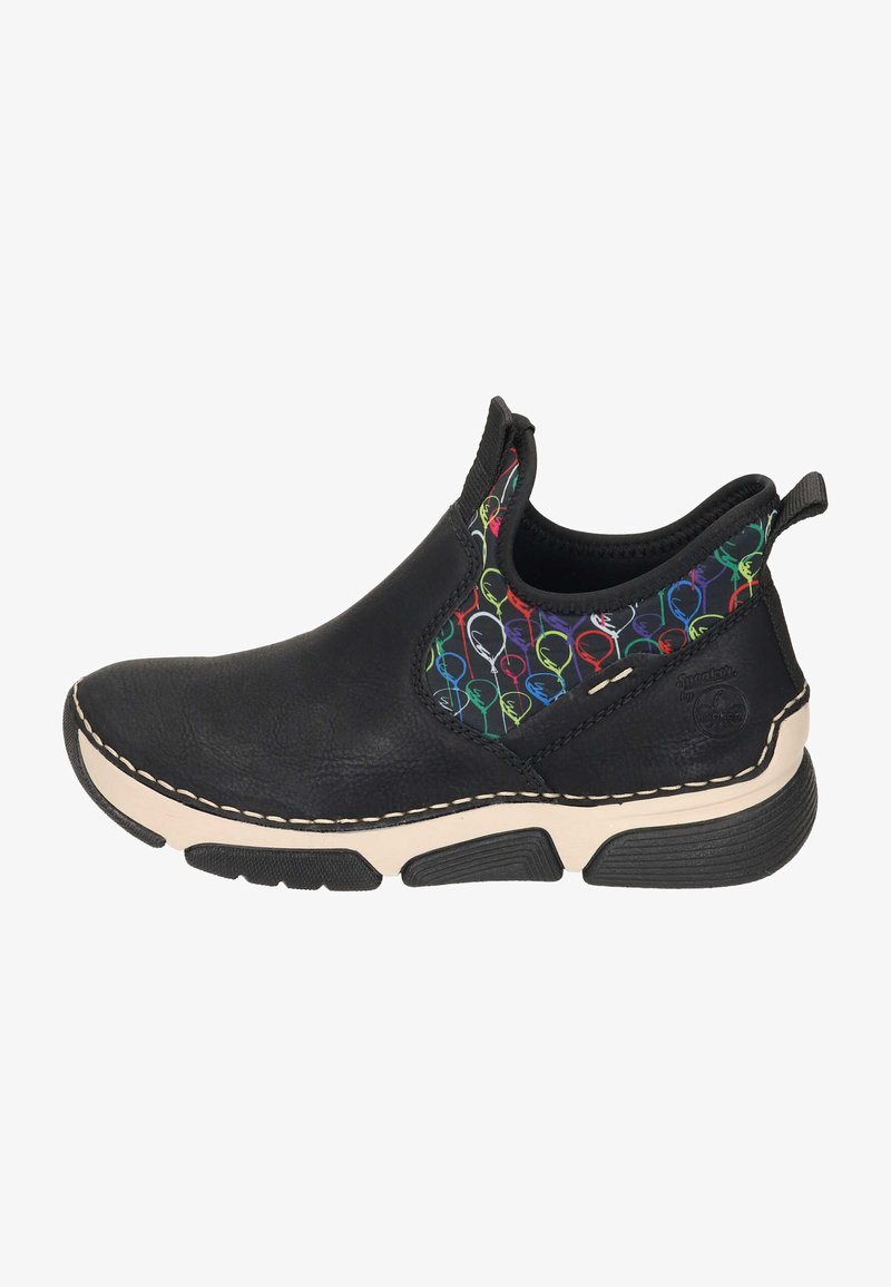 Scarpa slip-on nera con tomaia in pelle strutturata, motivo astratto multicolore sui lati elastici, suola di contrasto color crema e suola esterna in gomma nera.