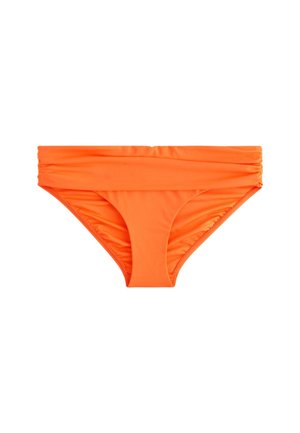 Parte inferior de bikini naranja brillante con una cinturilla ancha fruncida, mostrada extendida sobre un fondo blanco.