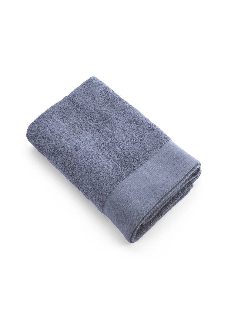 Donkerblauwe handdoek met een gestructureerde oppervlakte en een gladde, geweven rand. Netjes gevouwen, waardoor het zachte materiaal en de rechthoekige vorm goed tot hun recht komen.