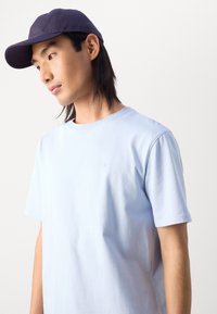 Scotch & Soda SEASONAL CORE REGULAR FIT LOGO - Basic T-shirt - sky blue