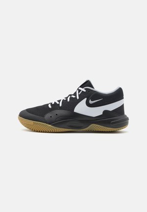 Schwarzer Sportschuh mit weißen und grauen Akzenten, strukturiertem Obermaterial und Gummigummisohle; verfügt über ein Schnürdesign und Logodetails.