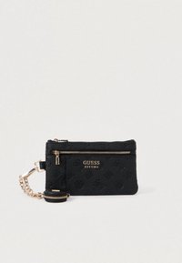 Μαύρο πορτοφόλι με υφή και χρυσές μεταλλικές λεπτομέρειες, διαθέτει θήκη με φερμουάρ και ανάγλυφο λογότυπο. Περιλαμβάνει αποσπώμενο λουρί με αλυσίδα.