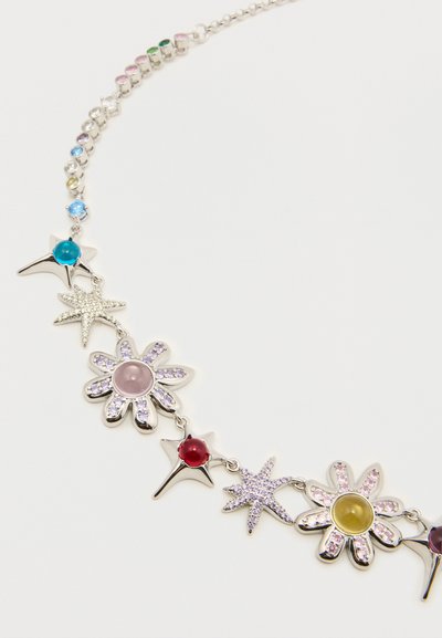 Zilverkleurige ketting met kleurrijke bloemenmotieven en decoratieve stenen in verschillende vormen en maten, met een gestructureerde afwerking.