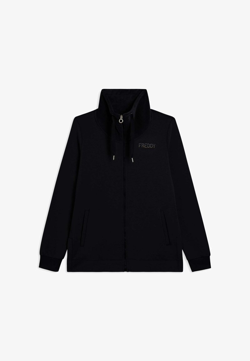 Veste zippée noire avec un col montant, fabriquée en tissu doux. Présente des poches avant et un logo subtilement imprimé sur la poitrine.