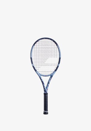 Blå og sort tennisracket med et rundt hoved, åben snøretningsmønster og et tekstureret greb. Har røde accenter på rammerne.