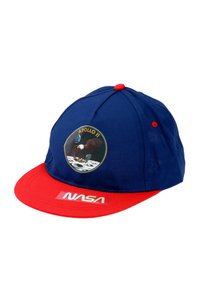 Blauwe en rode pet met een platte rand, met een Apollo 11 adelaar-embleem op de voorkant en een "NASA"-logo op de rode klep.