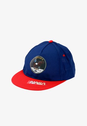 Blauwe en rode pet met een platte rand, met een Apollo 11 adelaar-embleem op de voorkant en een "NASA"-logo op de rode klep.